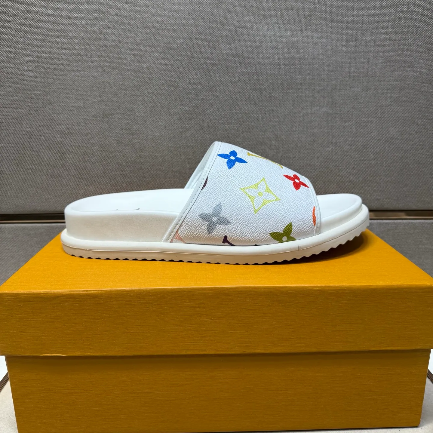 ⬛️Men's shoes 💰p320 [LV～] Men's casual slippers 2025z cabinet sales simultaneously 🔶Size: 38-44 #️⃣ 🔷2 colors🔜The upper is made of multi-material splicing➕Genuine leather lining, comfortable and breathable, sole: original comfortable and wear-resistant outsole, ⚠️Real shot📱Photographed🎬The real thing is better📢📢📢